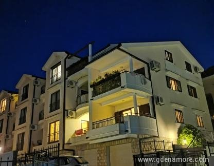 Апартаменти Бела и Стела, частни квартири в града Baošići, Черна Гора - 001